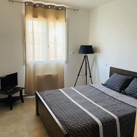 Jolie Maison De Village 2 Chambres Ouveillan Bagian luar foto